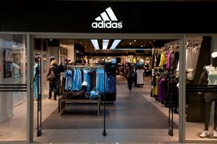 Adidas закроет магазины в России