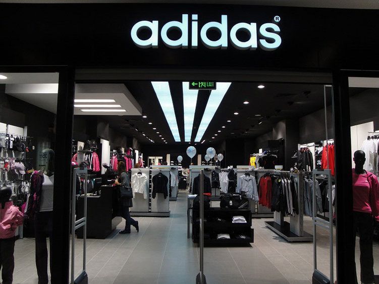Adidas отказывается от традиционной розницы в пользу продаж онлайн