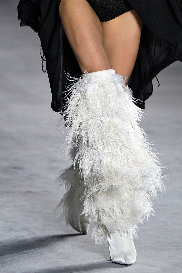 Обувь дня: сапоги Saint Laurent украшенные перьями страуса