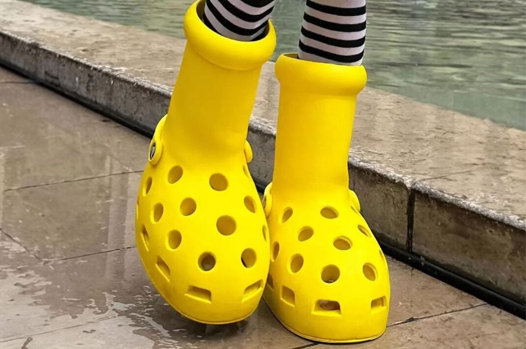 MSCHF und Crocs bringen „Big Yellow Boots“ auf den Markt