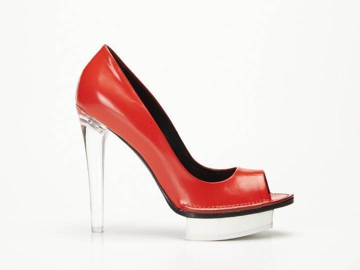 Premiata ha lanzado una colección cápsula de zapatos con tacones transparentes