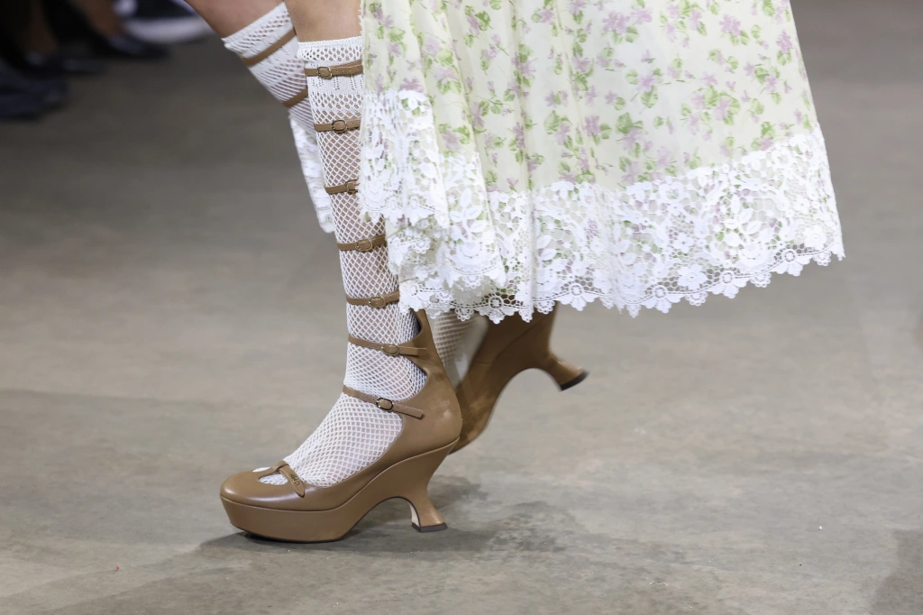 Dior präsentierte auf der Paris Fashion Week "hohe" Riemchensandalen