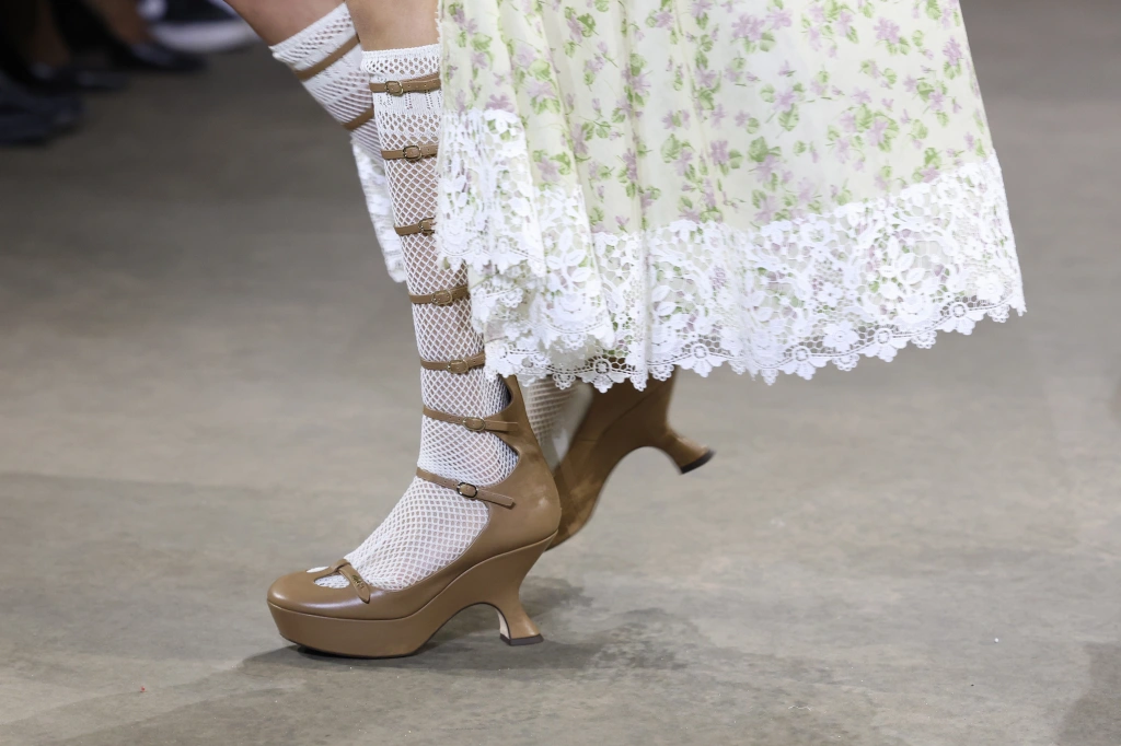 Dior presentó sandalias de tiras "altas" en la Semana de la Moda de París