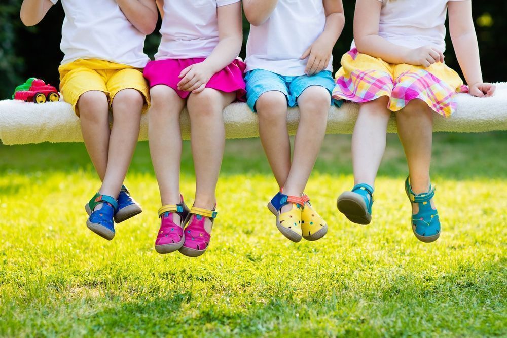 Venditore di calzature "per bambini". Caratteristiche del personale del negozio di scarpe per bambini