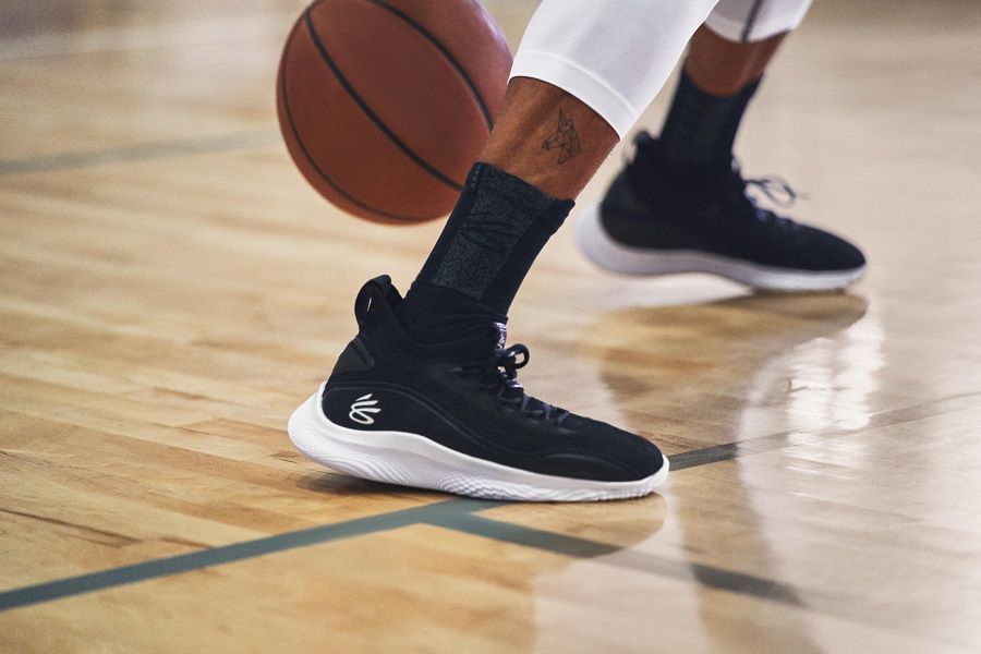 Under Armour e Stephen Curry rilasciano scarpe da ginnastica senza gomma