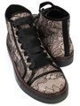 Valentino & Converse lanzaron zapatillas de encaje
