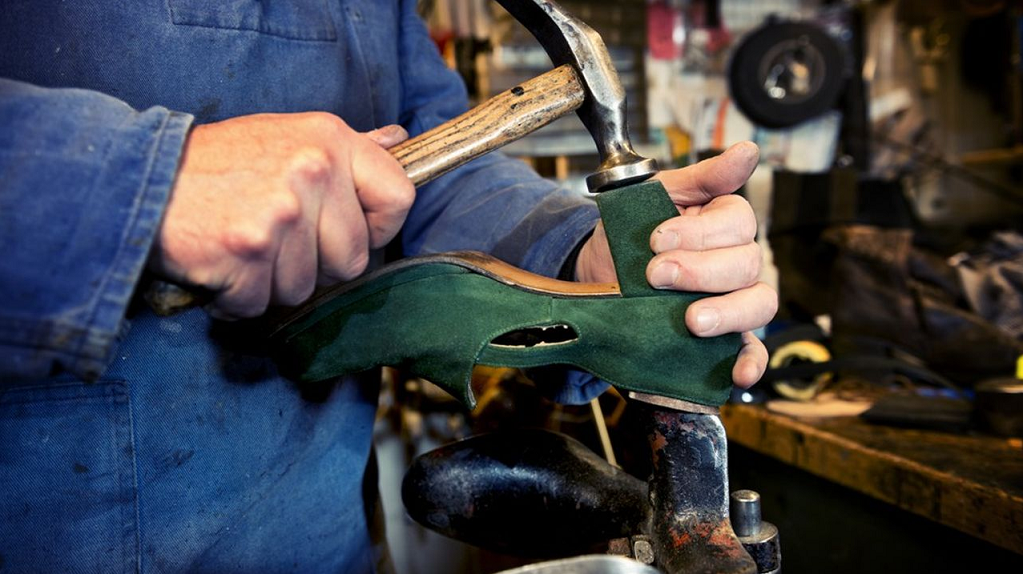 “Descuento para reparaciones” de ropa y calzado en talleres apoyados en Francia