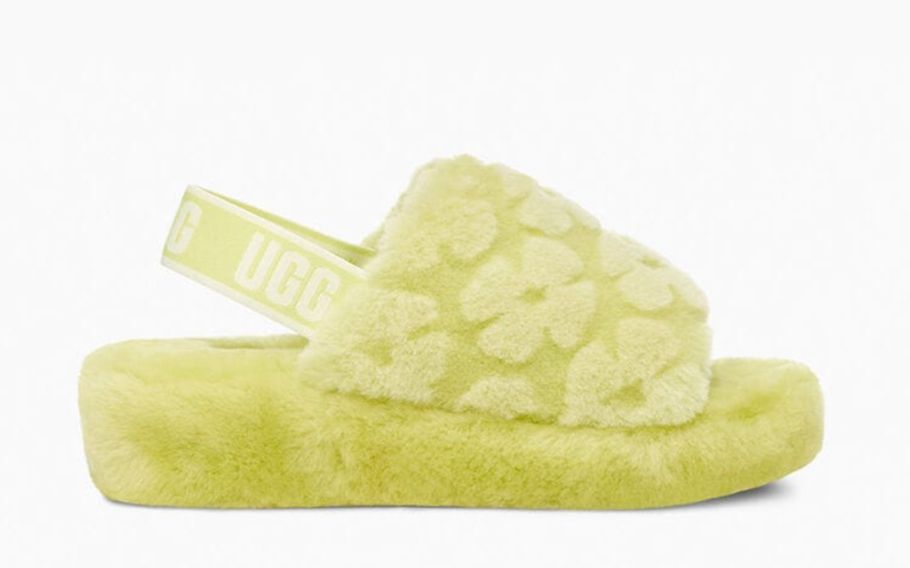 Ugg lanza una nueva versión de las chanclas con flores Fluff Yeah