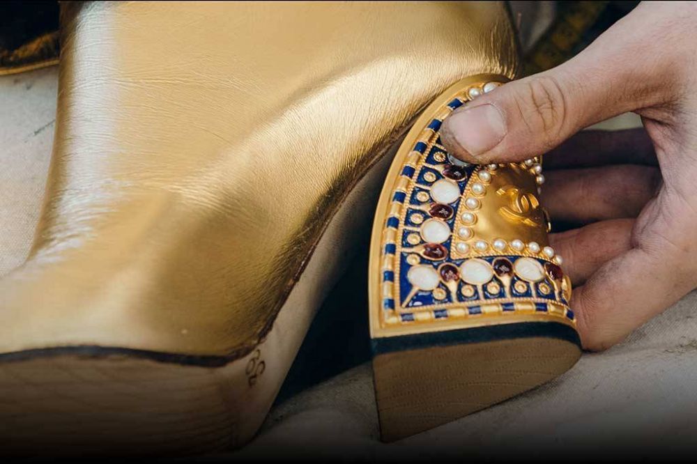 Wie die goldene „Egyptian“ -Schuhkollektion „Metiers d'Art-2019“ für die Chanel-Modenschau im Dezember kreiert wurde
