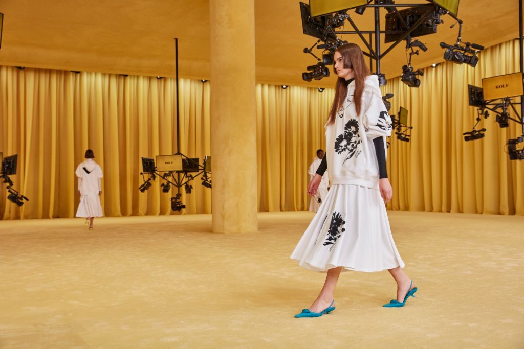 El modelo principal de la colección Prada Primavera-Verano 2021 son los zapatos de tacón de gato