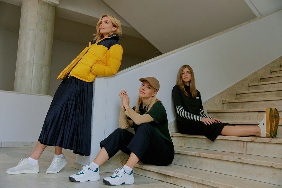 Lacoste hat ein Fotoshooting mit Julianna Karaulova, Lera Dergileva und Sasha Novikova veröffentlicht