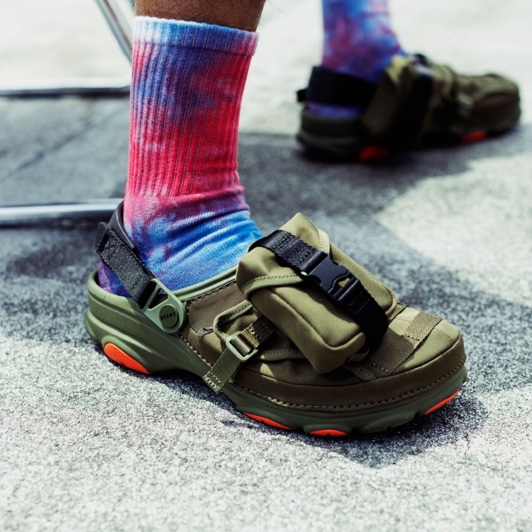 Crocs ha rilasciato una sorprendente collaborazione con il marchio giapponese Beams