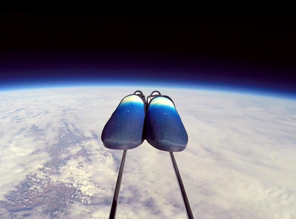 Spanish brand Flossy presented its slip-ons in space
