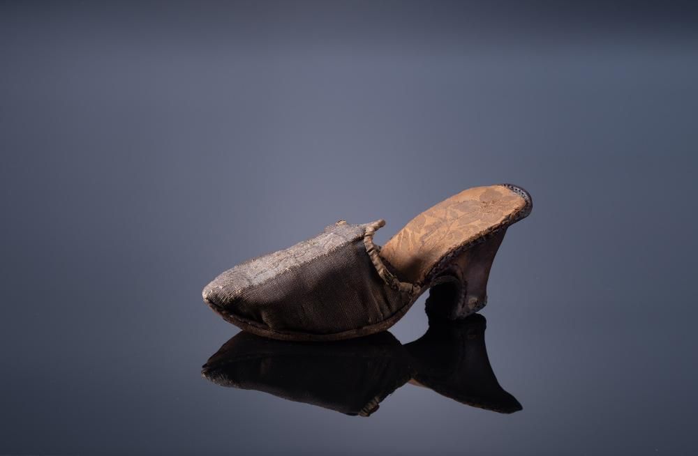 Shoe. Russia, from the necropolis of the Znamensky Monastery. XVIII century. Brocade, damask, leather.