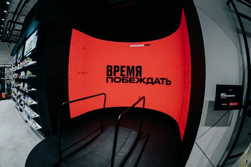 La tienda AMAZING RED en el centro comercial Aviapark de Moscú. Foto: Inventive Retail Group