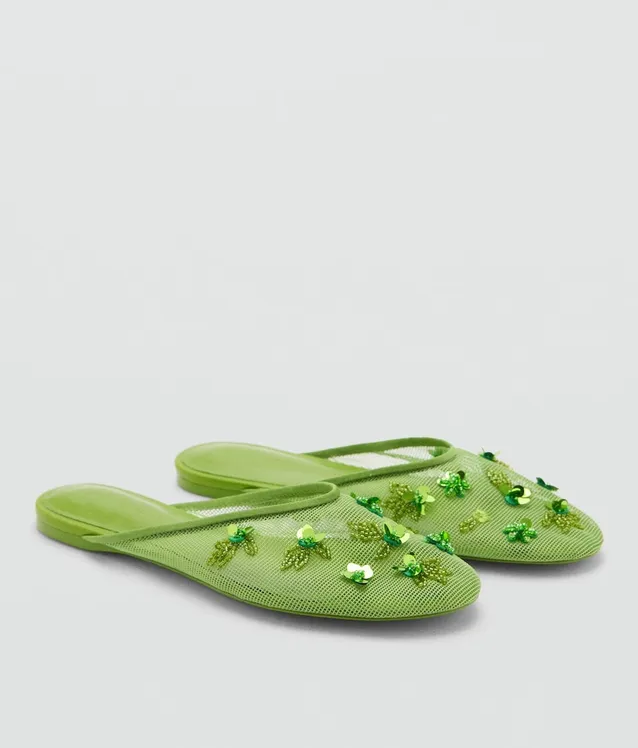 Tendencia de verano: malla, perlas y motivos florales en los zapatos