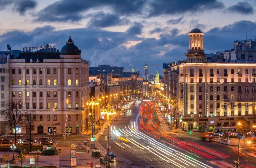На главных улицах Москвы и Петербурга число свободных  торговых помещений выросло в три раза