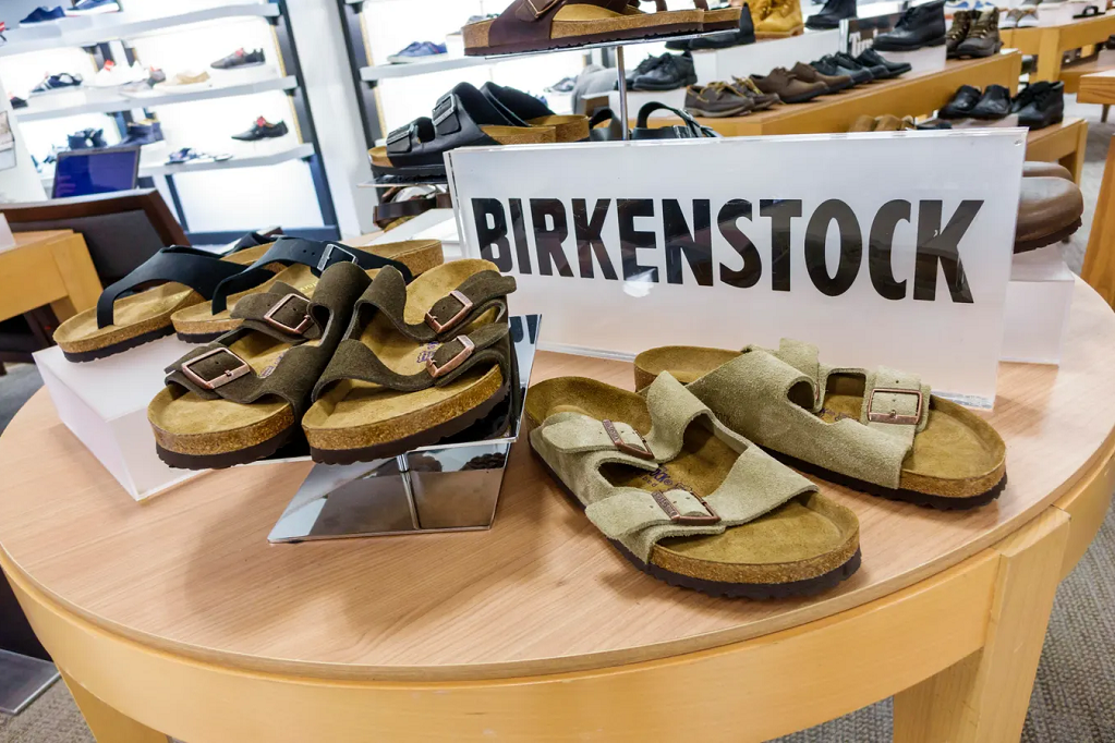 Birkenstock повышает прогноз выручки и приобретает новое производство в Германии