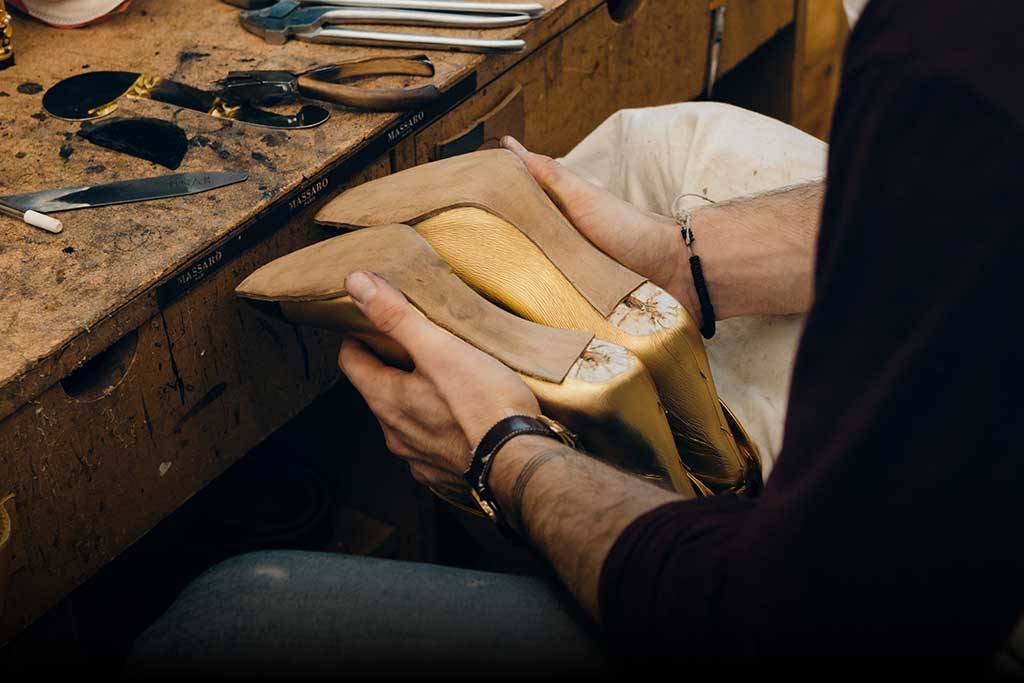 In un laboratorio di Massaro, foto: Footwearnews.com