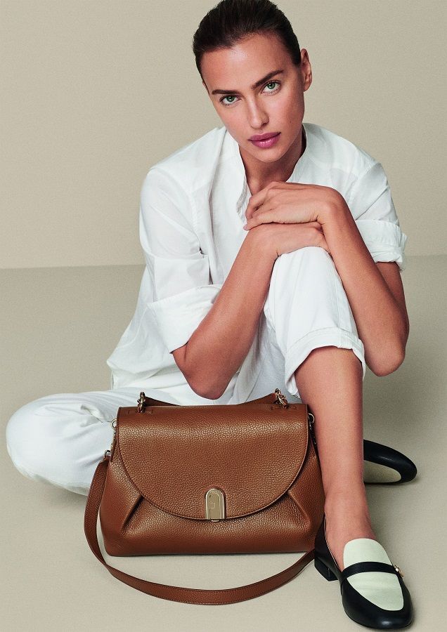 Лицом рекламной кампании Furla стала модель Ирина Шейк