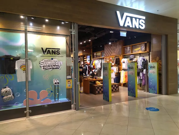 Vans  закрывает фирменную розницу и переходит на оптовые продажи в России