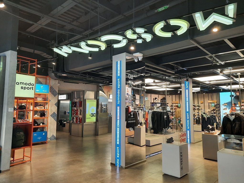 Flagship store Lamoda Sport a Mosca per strada. Ponte Kuznetskij