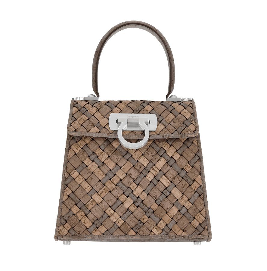 Salvatore Ferragamo представил сумку из пробки и льна