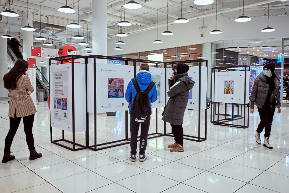 The first exhibition of paintings on the fight against postcoid syndrome has opened in the Aviapark shopping center