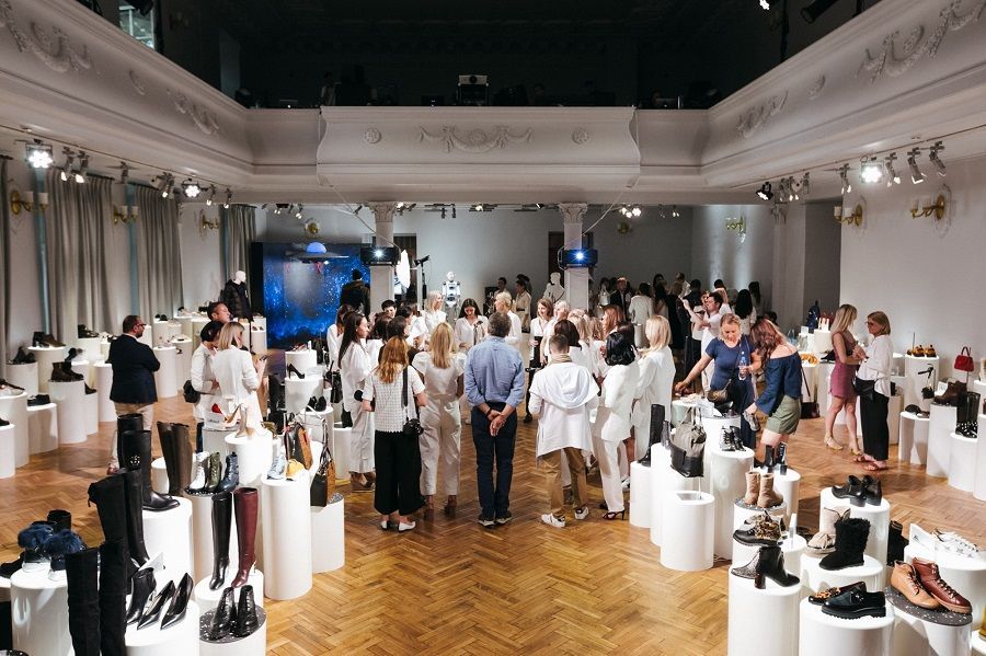 Presentation of the Rendez-Vous collection was held in a mansion on Volkhonka