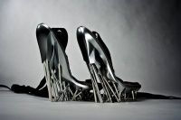 El ex arquitecto creó zapatos de metal pesado
