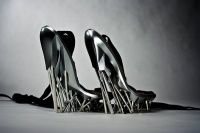 Der ehemalige Architekt schuf Schwermetallschuhe