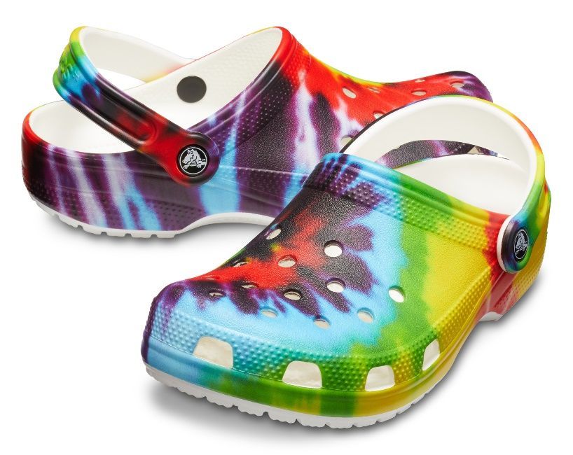 Crocs recuerda la cultura hippie con un nuevo estampado tie-dye