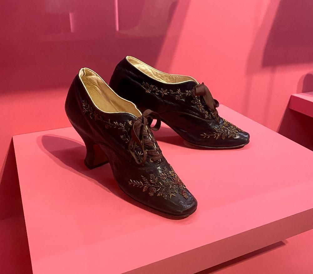 „Shoe Stories“ ist ein Bildungs- und Bildungsprojekt der Zeitschrift Shoes Report und des Staatlichen Historischen Museums