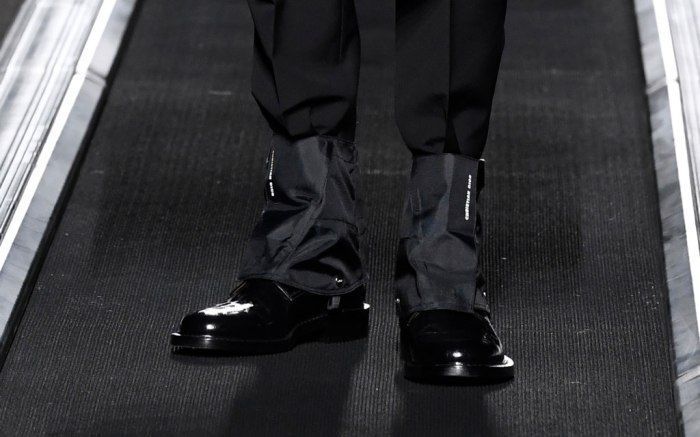 Ким Джонс презентовал на шоу Dior новый аксессуар к строгим мужским ботинкам
