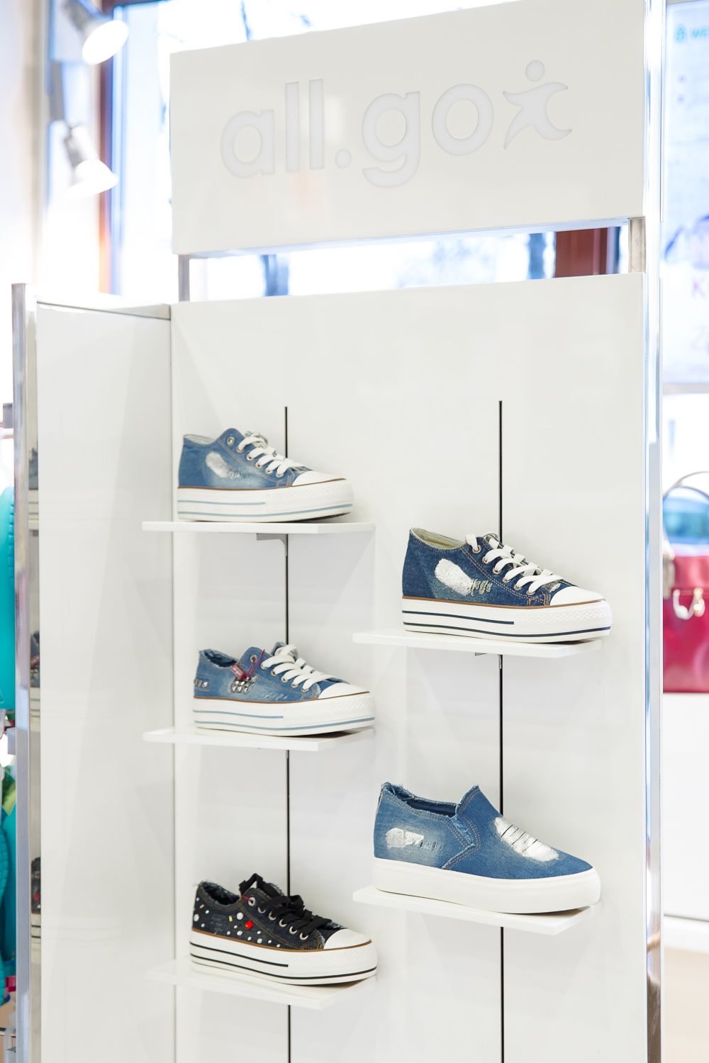 Shoes of Russia ”captures the demand for sneakers