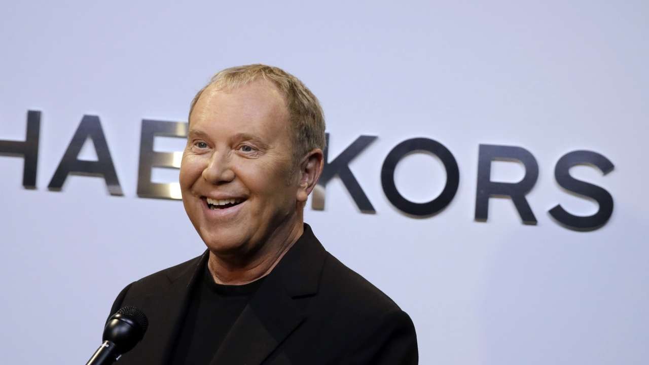 Michael Kors will buy Versace for $ 2 billion.