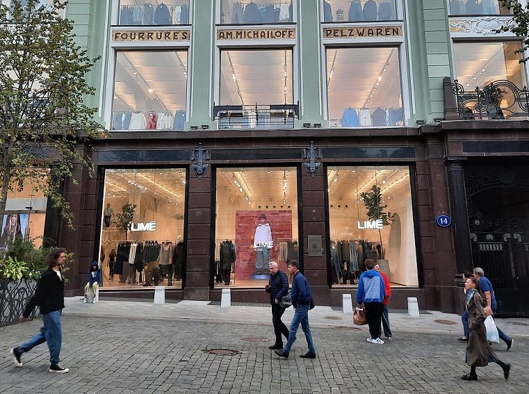 Продажи одежды и обуви в РФ растут в рублях и падают в штуках и парах 