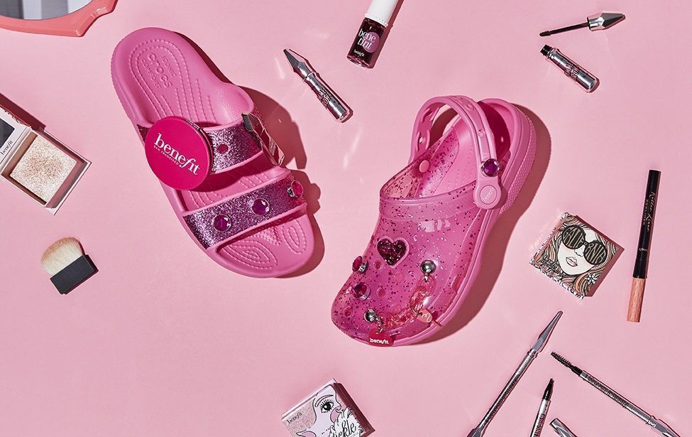 Crocs 'verputzte' Clogs in Zusammenarbeit mit Benefit Cosmetics