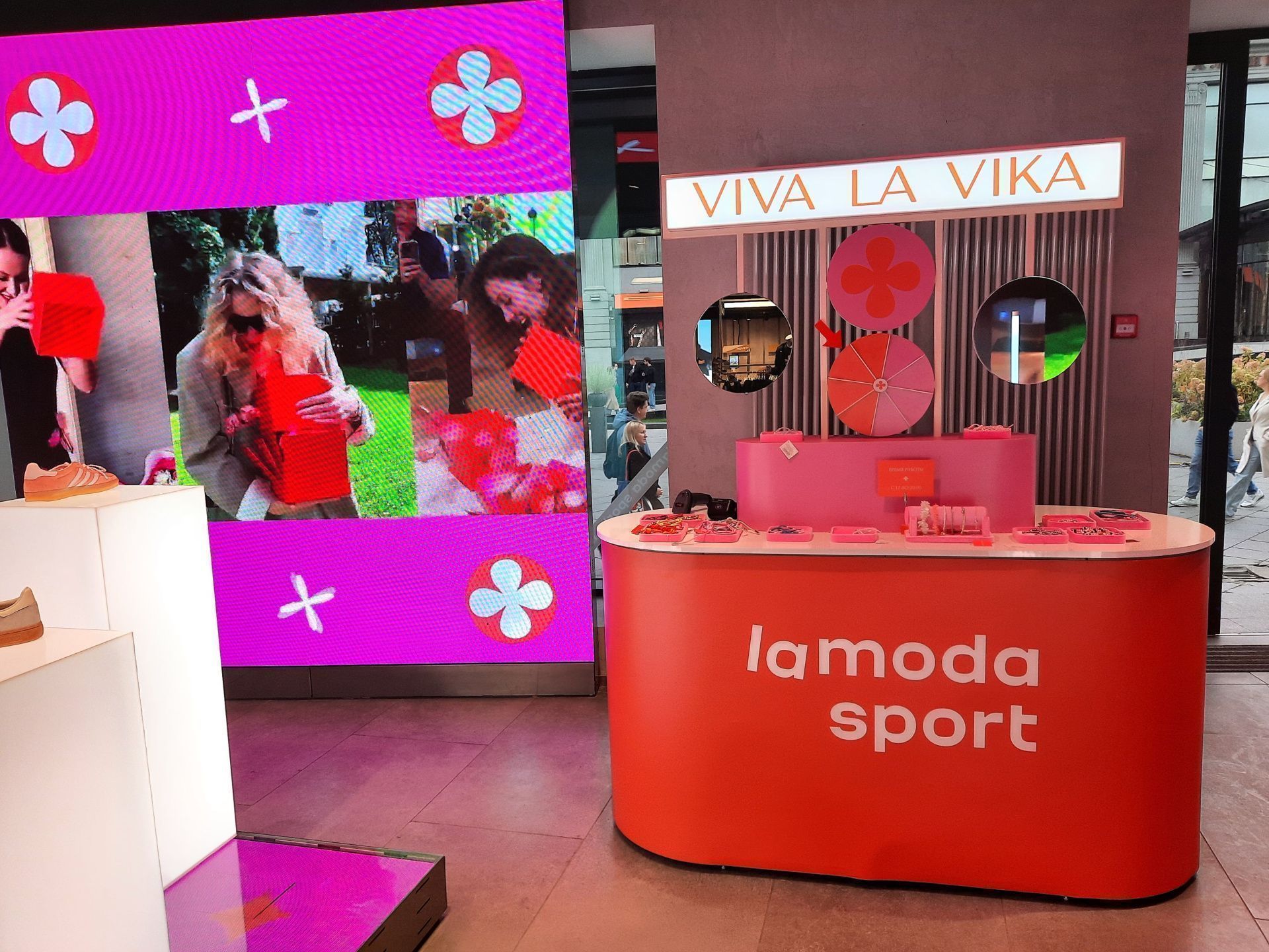 Flagship store Lamoda Sport a Mosca per strada. Ponte Kuznetskij