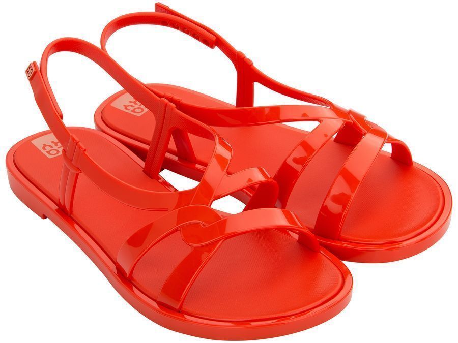 Summer in slippers. Zaxy and Cartago offer eco-friendly monoplastic ...