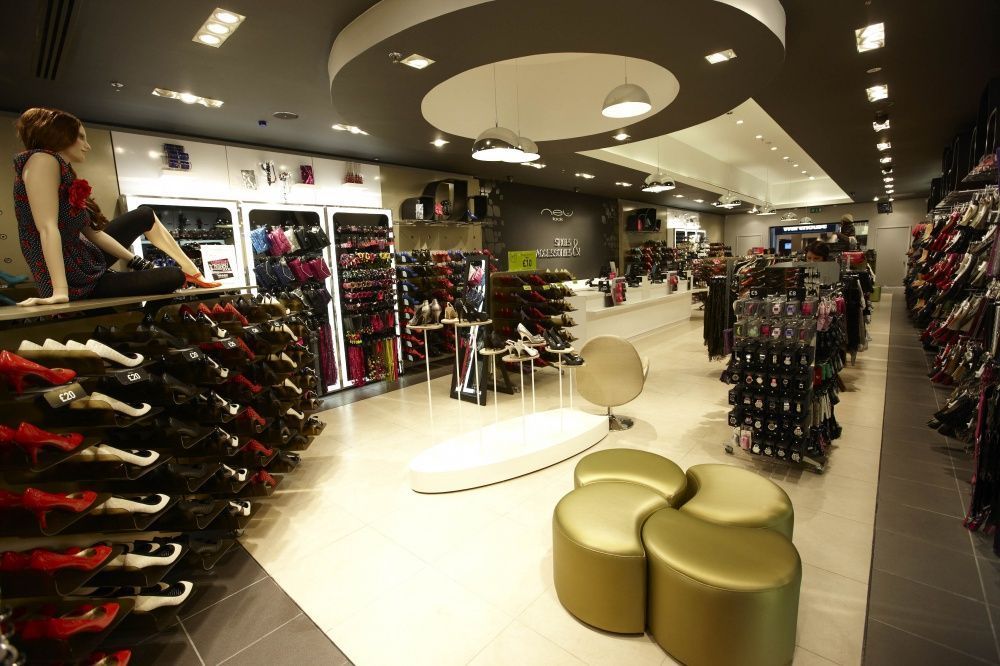 The basic rules of organizing a retail space in a shoe store of the mass market segment
