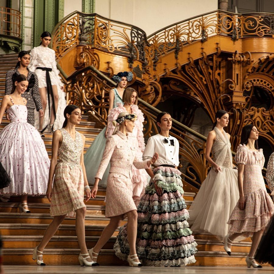 La sfilata di moda Chanel Primavera-Estate '21 si è tenuta al Grand Palais di Parigi