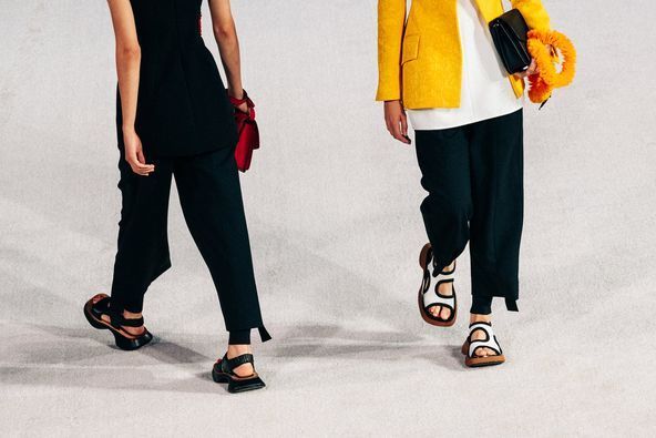 Mocasines y birkenstock modificados son modelos clave de Proenza Schouler primavera-verano 2022