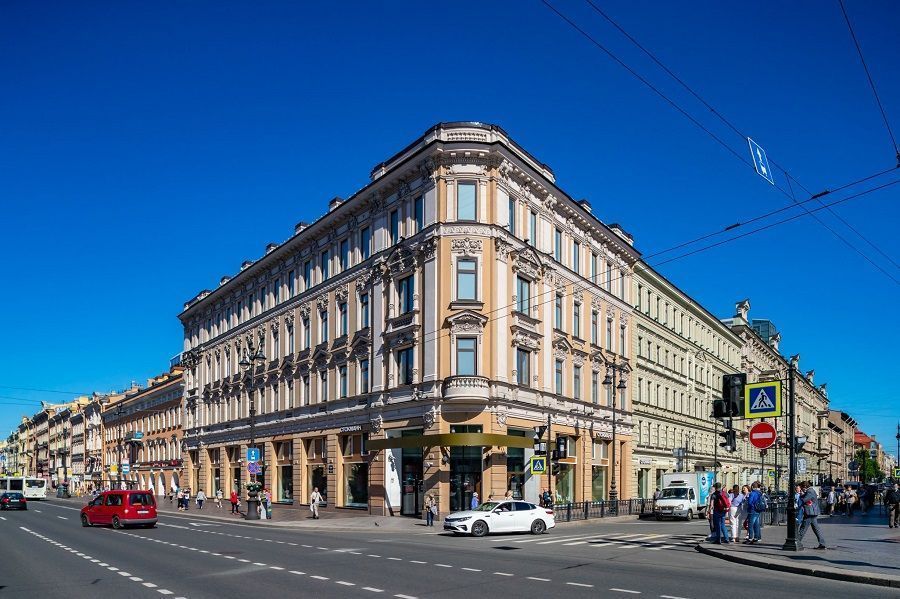 Shopping center Nevsky Center stimulates consumer demand with walks on the roof