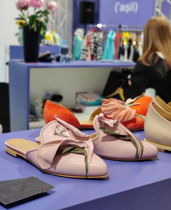 Mark Levillen Schuhe auf dem Moskauer Modewochenmarkt, Pantoletten 17500 Rubel.