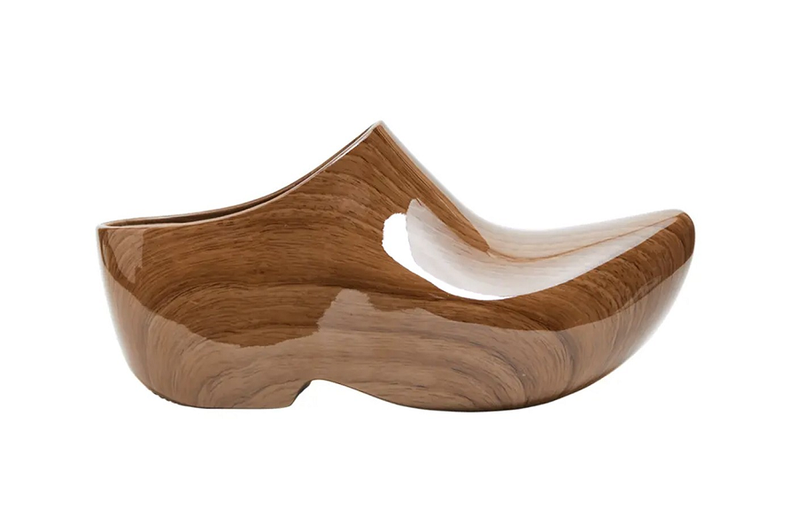 Balenciaga выпустил сабо имитирующие голландские деревянные башмаки кломпы 