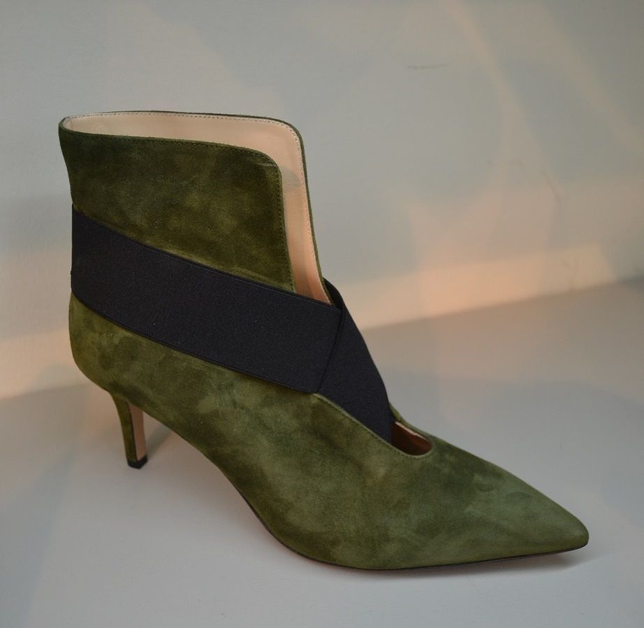 Material: suede. Heel: kitten heel. Decor: color blocking