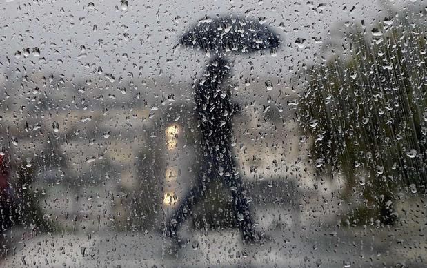 Einzelhändler verzeichnen eine schwache Nachfrage nach Sandalen und steigende Verkäufe von Galoschen und Regenschirmen