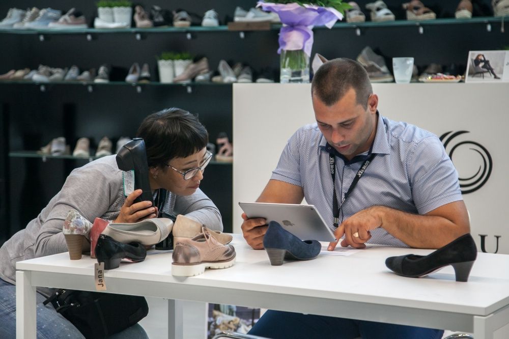 Käufer schauen bei der Auswahl der Schuhe