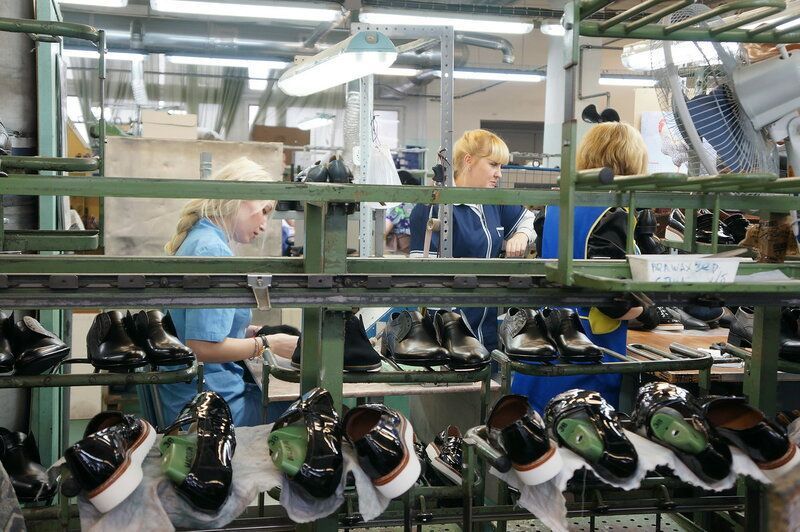 Ralf Ringer is looking for workers in shoe factories